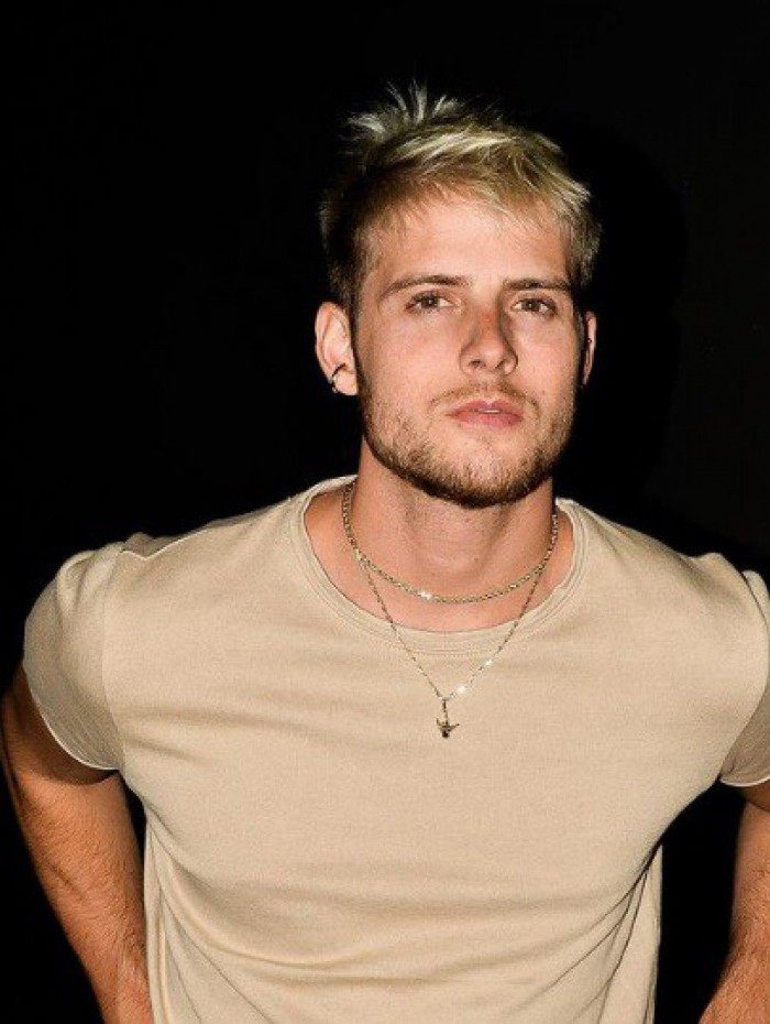 Ex-BBB Daniel Lenhardt é trolado por instrutor de salto de paraquedas