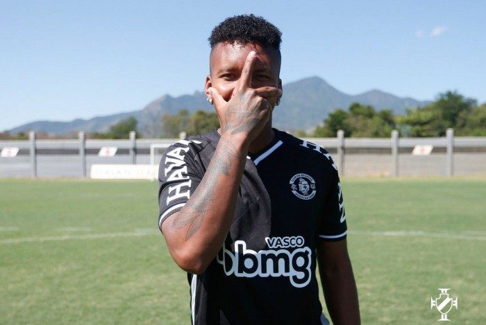  Jhon Sánchez posou bem ao estilo de como o vascaíno adora