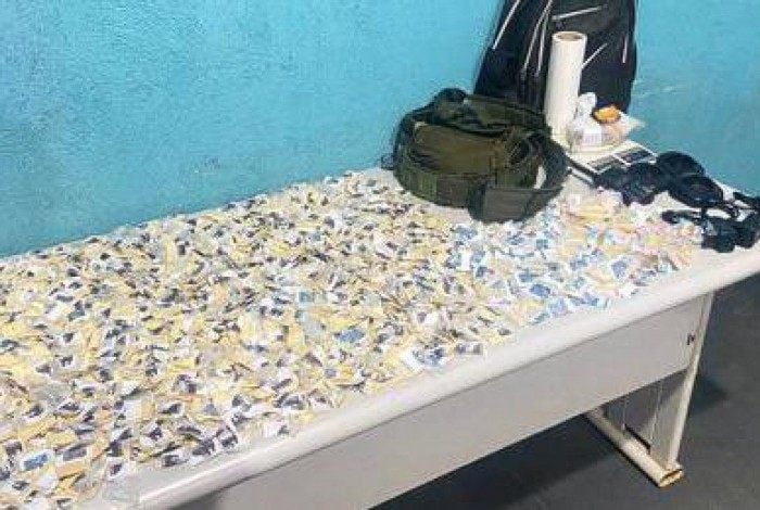 Material do tráfico de drogas apreendido no bairro Santa Cruz em Volta Redonda