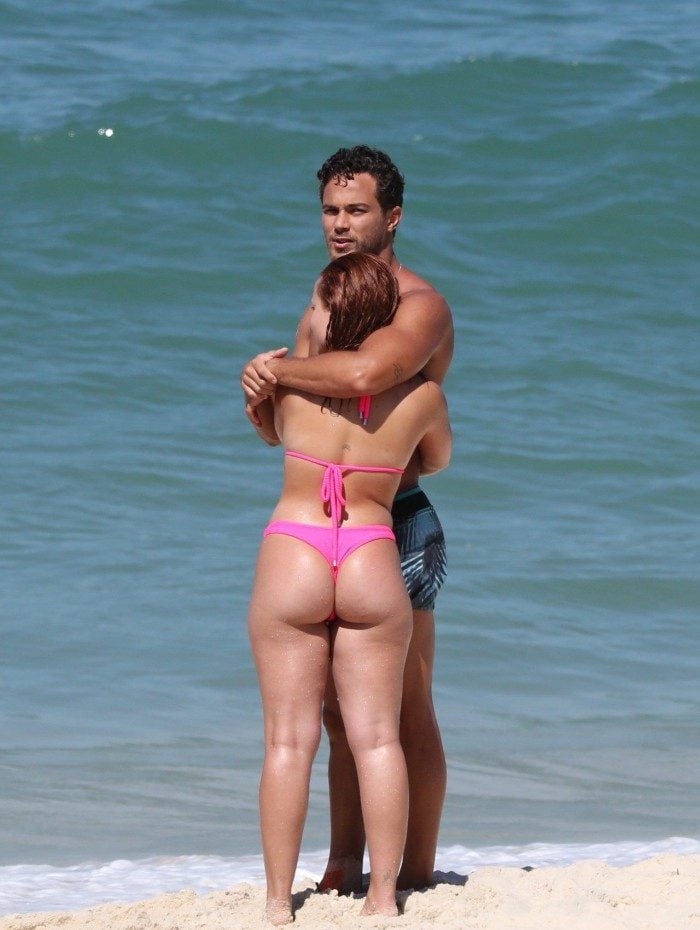 Larissa Manoela curte dia de praia na Barra da Tijuca, na Zona Oeste do Rio, nesta sexta-feira