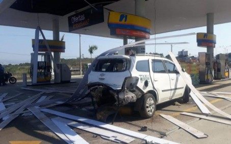 Táxi explode em posto de gasolina na BR-101