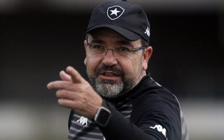 Enderson vê Botafogo mal taticamente, mas ressalta: 'foi uma vitória de um time que se entregou'