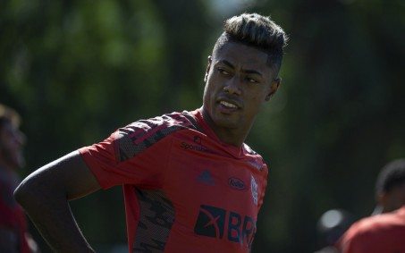 Bruno Henrique vai a campo, faz treino leve e segue como dúvida no Flamengo