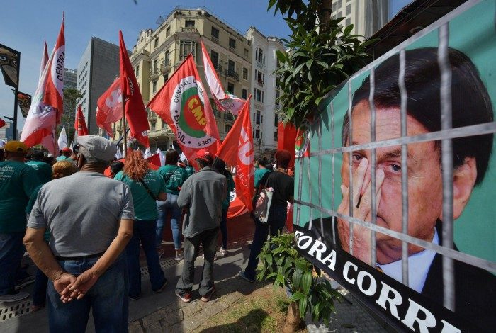 7 de setembro - foto de Bolsonaro atrás das grades é exibida em manifestação paulista contra o governo 