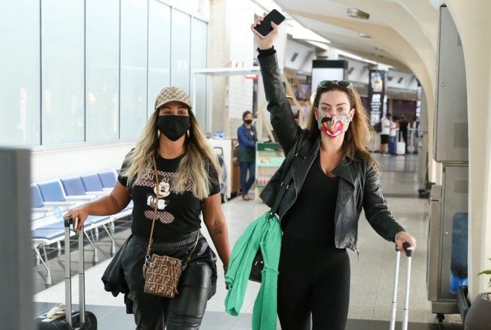 Valesca Popozuda e Laura Keller se desembarcam no Aeroporto de Congonhas, em São Paulo, nesta quarta-feira
