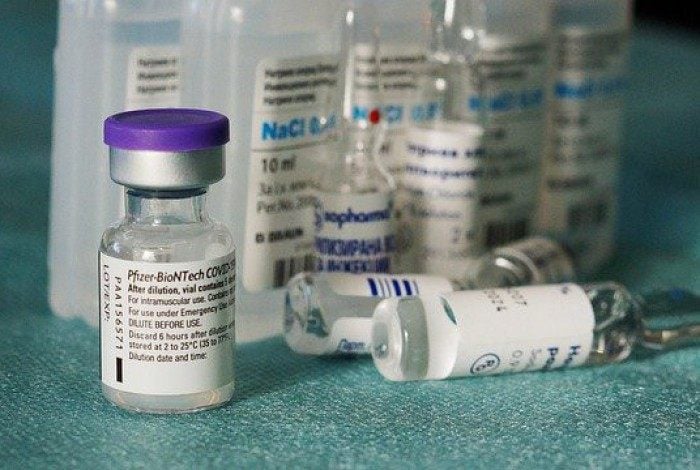 Lotes fazem parte do contrato assinado com o Ministério da Saúde para fornecimento de 100 milhões de doses da vacina até dezembro
