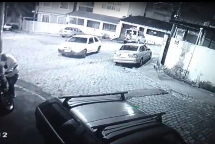 Câmera de segurança flagrou furto da moto de Rafael Oliveira