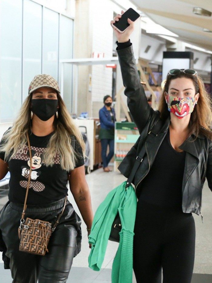 Valesca Popozuda e Laura Keller se desembarcam no Aeroporto de Congonhas, em São Paulo, nesta quarta-feira