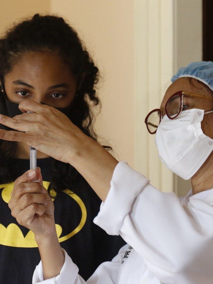 Calendário dos adolescentes retomado: Ana Julia, de 15 anos, tomou a vacina no posto do Palácio do Catete