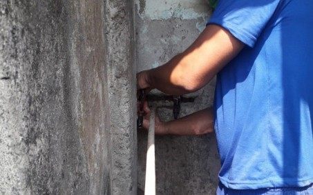 CEDAE desfaz ligações clandestinas em ferros-velhos de Nova Iguaçu