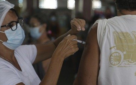 SG aplica 1ª dose a partir dos 12 anos e a 3ª para maiores de 70