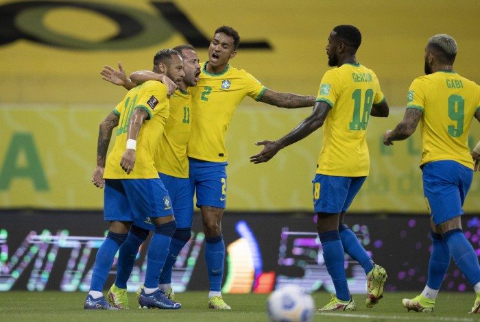 Neymar e Everton Ribeiro se abraçam: dupla fez os gols do jogo
