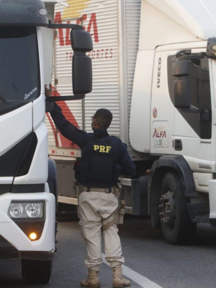 Caminhoneiros bloquearam pista da rodovia Washington Luís, sentido Petrópolis, na manhã de ontem