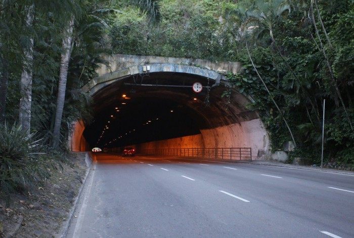 Segundo a NitTrans, durante o dia o túnel vai continuar aberto ao trânsito com duas faixas liberadas ao tráfego de veículos.