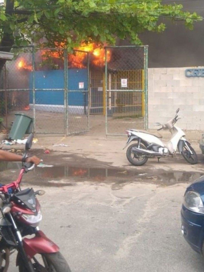 Fogo lambeu uma sala, o almoxarifado, um banheiro e a secretaria