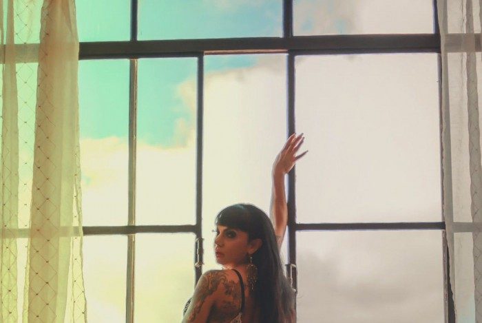 Assucena Diniz posa sexy, revela suas medidas e fala sobre rotina fitness