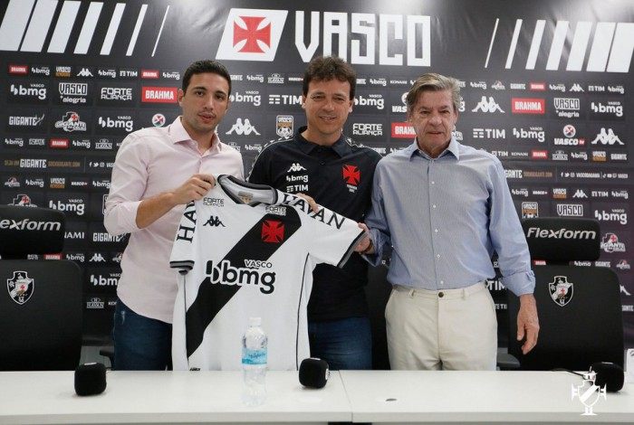 Fernando Diniz entre o presidente do Vasco, Jorge Salgado, e o diretor de futebol, Alexandre Pássaro