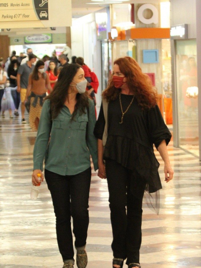 Leilane Neuberth e Gaia Maria passeiam em shopping da Zona Sul do Rio neste domingo