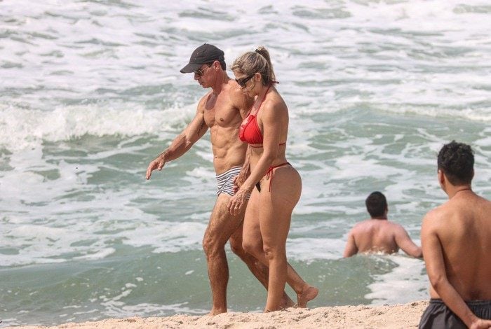 Túlio Maravilha curte dia de praia com a mulher, Cristiane, na Zona Oeste do Rio