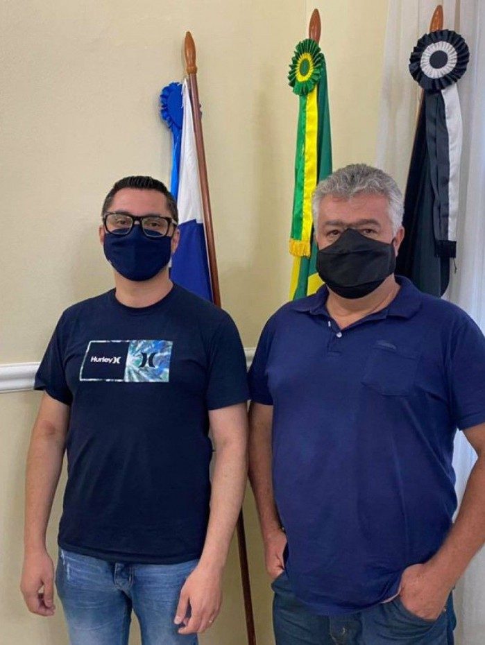 O prefeito de Nova Friburgo, Johnny Maycon, ao lado do novo secret&aacute;rio de Agricultura,  Ocimar Teixeira