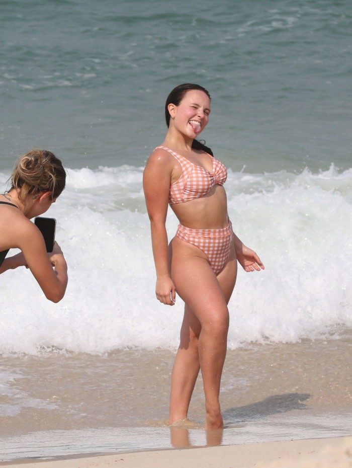 Larissa Manoela posa para fotos na Praia da Barra da Tijuca, na Zona Oeste do Rio, na manh&atilde; desta quarta-feira