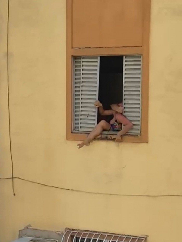 Desespero: vítima tenta se jogar da janela para fugir de agressões de companheiro em Caxias