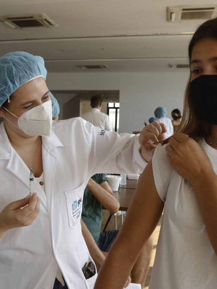 Adolescentes s&atilde;o imunizados com a primeira dose nesta segunda-feira