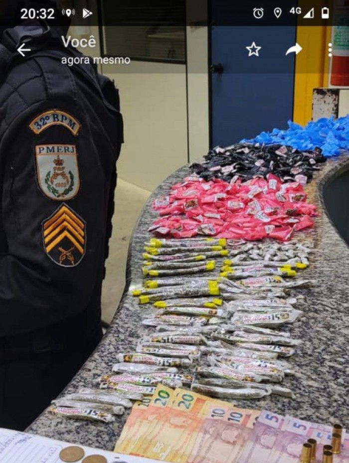 PM apreende drogas, munições, dinheiro e material do tráfico em Rio das Ostras.