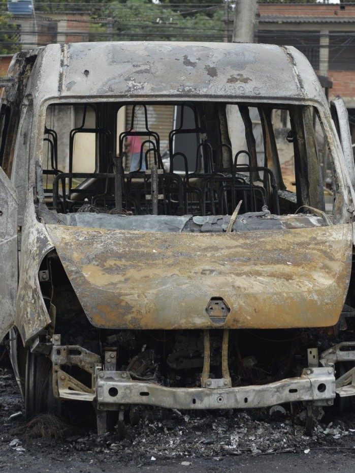 Guerra da Mil&iacute;cia na Zona Oeste do Rio deixa vans incendiadas em v&aacute;rios bairros