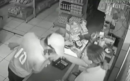 Vídeo: assaltante beija a mão de atendente para se despedir do assalto