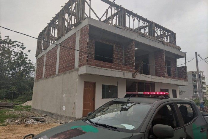 Polícia interdita obra irregular de imóvel na Gardênia Azul 