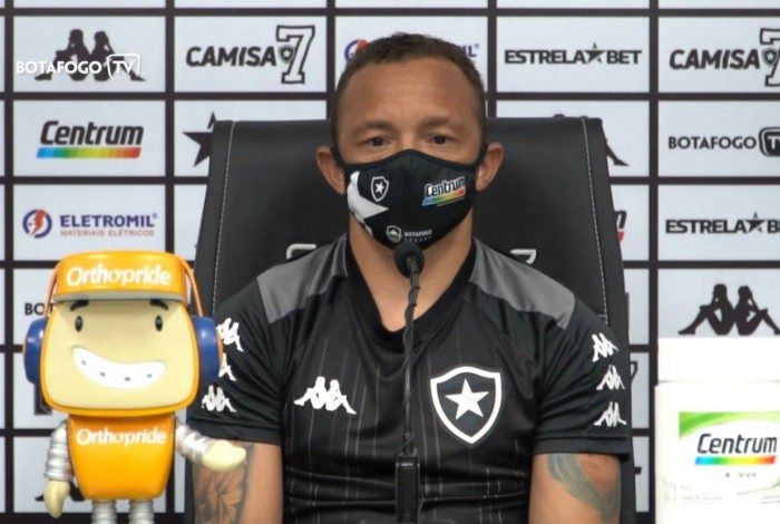 Carlinhos destaca bom ambiente no elenco do Botafogo