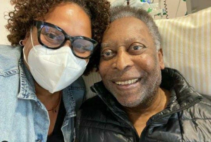 Kelly Nascimento publica mais uma foto de Pelé e tranquiliza fãs