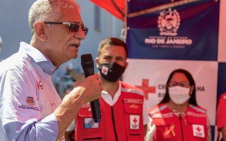 Capitão Nelson sanciona lei que pune comércio por cobrança de sacolas