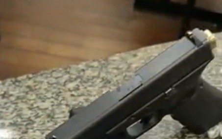 Suspeito é baleado ao tentar impedir retirada de barricada em comunidade de Niterói