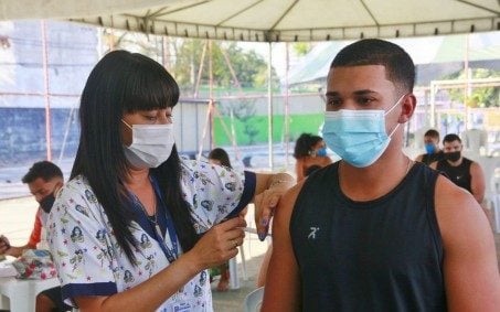 Nova Iguaçu vacina adolescentes de 13 anos nesta terça-feira