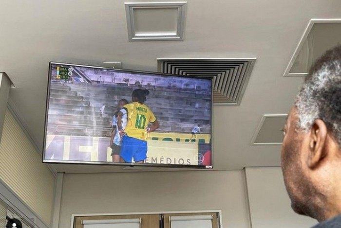 Pelé assiste ao amistoso entre Brasil e Argentina pelo futebol feminino