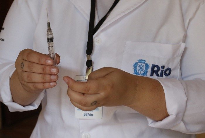 Saude - Prefeitura do Rio vacina idosos com a terceira dose contra o Covid-19. Na foto, posto de vacinaçao no Palacio do Catete, no Catete, zona sul do Rio.