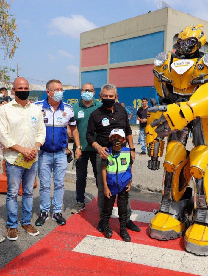 O deputado estadual, Valdecy da Sa&uacute;de ao lado do prefeito de Meriti, Dr. Jo&atilde;o Ferreira Neto, do secret&aacute;rio Municipal de Tr&acirc;nsito e Transporte, Bebeto, e outras autoridades municipais