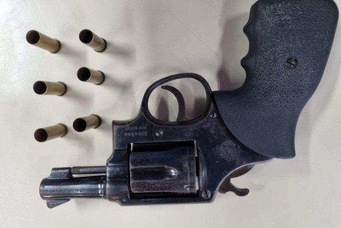 Homem foi autuado por homicídio duplamente qualificado e por porte ilegal de arma de fogo