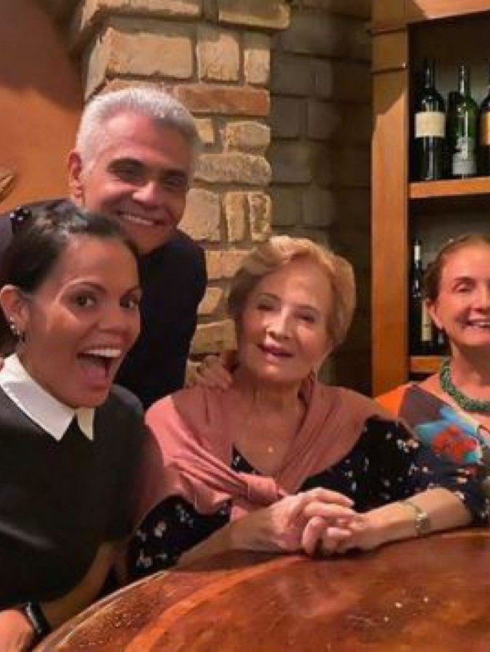 Gloria Menezes posa ao lado da fam&iacute;lia