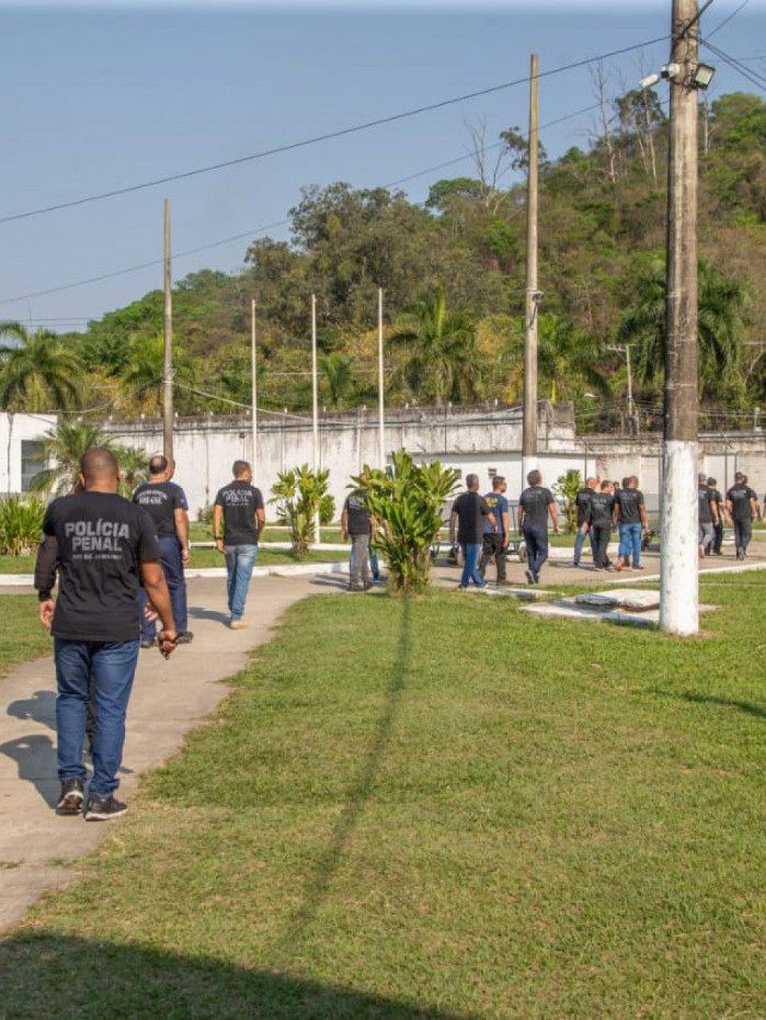 Policiais penais durante vistoria no Instituto Penal Vicente Piragibe, nesta ter&ccedil;a-feira