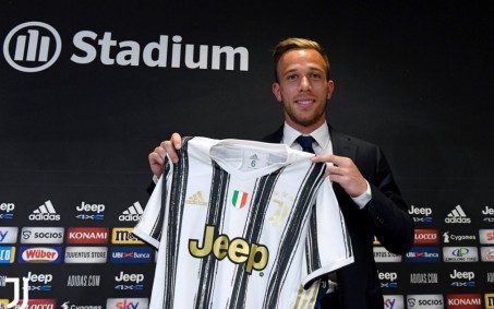 Jogador brasileiro sofre acidente com Ferrari na Itália