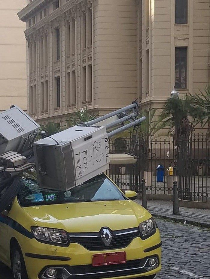 Poste cai em cima de táxi na Treze de Maio