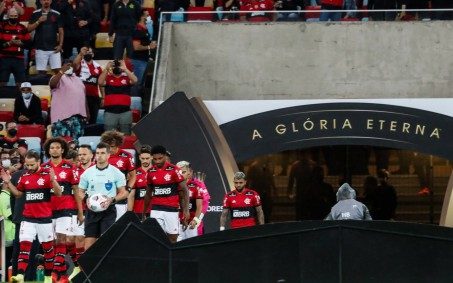 Vídeo! Jogador do Flamengo bate boca com torcedor após deixar gramado do Maracanã