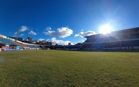 Médico do Caxias pede demissão após ser afastado por cobrar vacinação do técnico