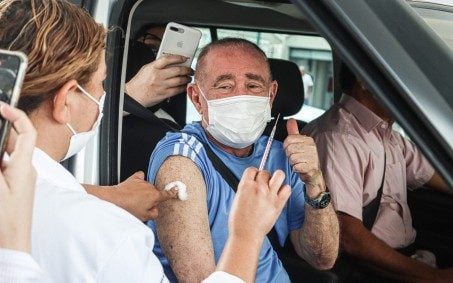 Renato Aragão toma a terceira dose da vacina contra a covid-19