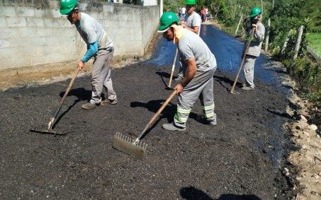 Rua em Santa Cruz, na área rural de Nova Friburgo, recebe asfaltamento