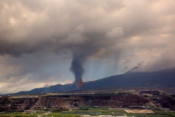 Vulcão Cumbre Vieja entrou em erupção em 19 de setembro no sul de La Palma