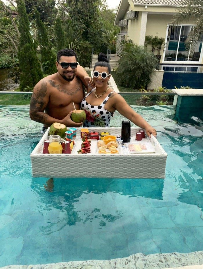 O casal está comemorando aniversário de casamento 